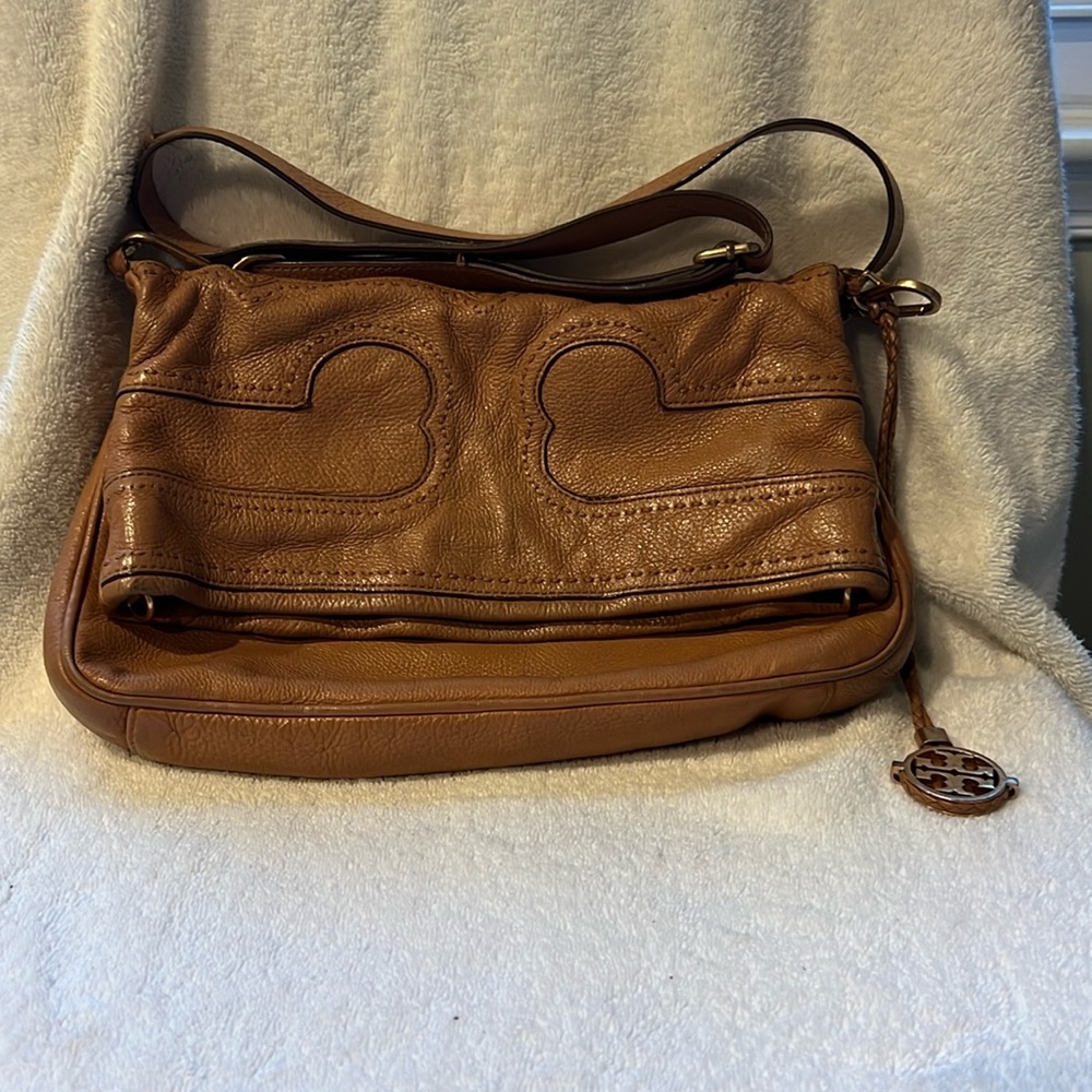 Tory Burch crossbody w removable strap in tan grained leather